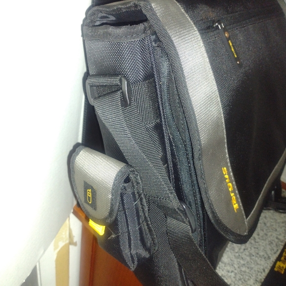 Targus Messenger Bag. Many Pockets. (Very Little Use). - Picture 7 of 8